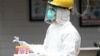 Seorang petugas kesehatan membawa sampel darah saat tes cepat virus corona di sebuah rumah sakit di Jakarta, 28 April 2020. (Foto: AP))