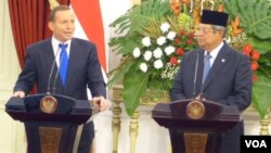 Presiden SBY (kanan) memberi keterangan pers bersama PM Australia Tony Abbott setelah pertemuan di Istana Merdeka, Jakarta Senin sore 30/9 (foto: Andylala/VOA). 