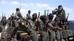 Para anggota kelompok militan al-Shabab di Somalia (foto: dok). 