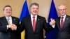 Голова Єврокомісії Жозе Мануель Баррозу (ліворуч), президент України Петро Порошенко і голова Європейської ради Герман Ван Ромпей