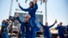 Pengusaha Richard Branson memanggul Sirisha Bandla saat merayakan keberhasilan peluncuran "Unity" ddekat Consequences, New Mexico, Minggu (11/3). 