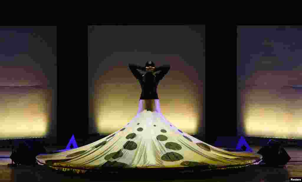 Penari flamenco, Francesca Grima melakukan tarian flamenco di Puerto Flamenco "Isla" selama festival seni di Valletta, Malta.