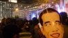 Salah seorang pengunjung Jakarta Night Festival mengenakan topeng Gubernur Joko Widodo (31/12) pada perayaan malam tahun baru di Bundaran HI. (VOA/Andylala Waluyo)