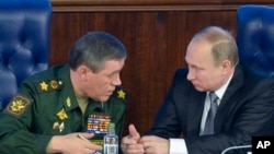 Vladimir Poutine avec le chef des armées russe Valery Gerasimov à Moscou, le 11 décembre 2015. 