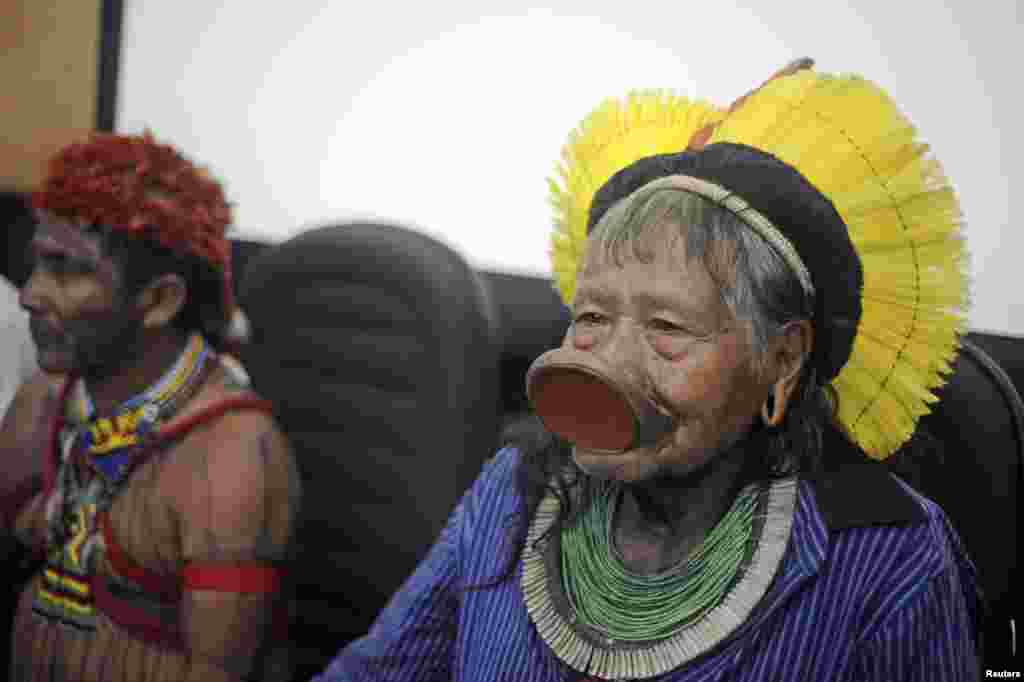 Cacique Raoni Metuktire (R), kepala suku Indian Kayapo dari selatan Amazon, bertemu dengan para anggota suku Indian Munduruku yang menduduki kantor pemerintah Brazil urusan Indian (FUNAI) di Brasilia, Brazil. Suku Munduruku menentang proyek pemerintah di wilayah mereka.