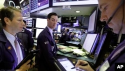 Le cours du baril de "light sweet crude" (WTI) pour livraison en mai perdait 1,41 dollar à 36,93 dollars sur le New York Mercantile Exchange (Nymex).