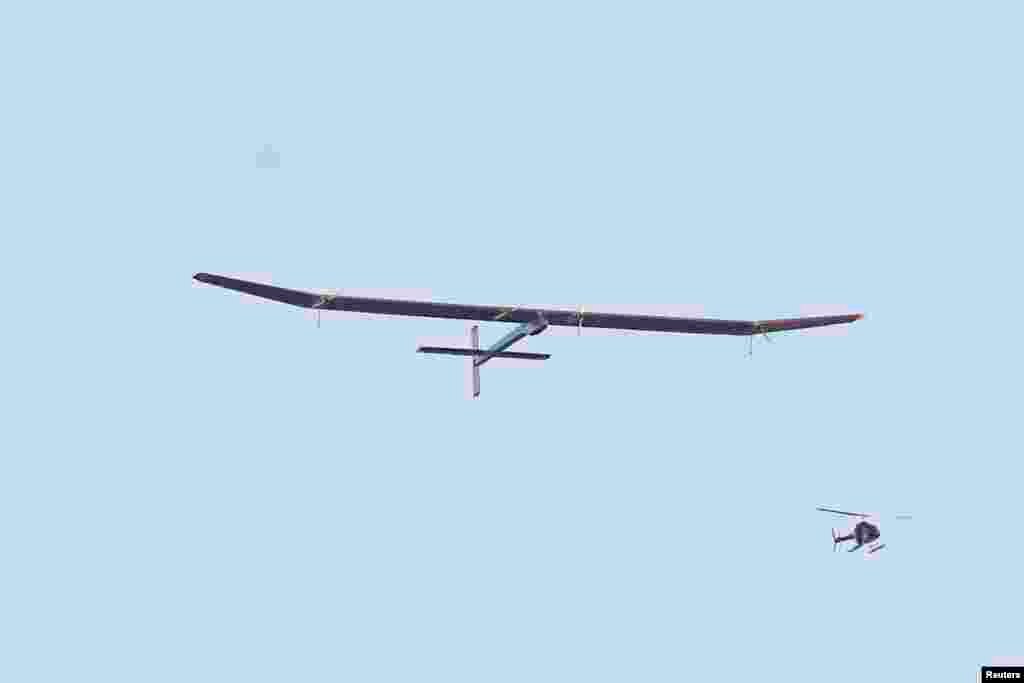 "Solar Impulse" günəş enerjisi ilə çalışan təyyarə Amerika Missiyasının ilk mərhələsi üçün Kaliforniyadan havaya qalxır. Mayın 3-ü, 2013-cü il.