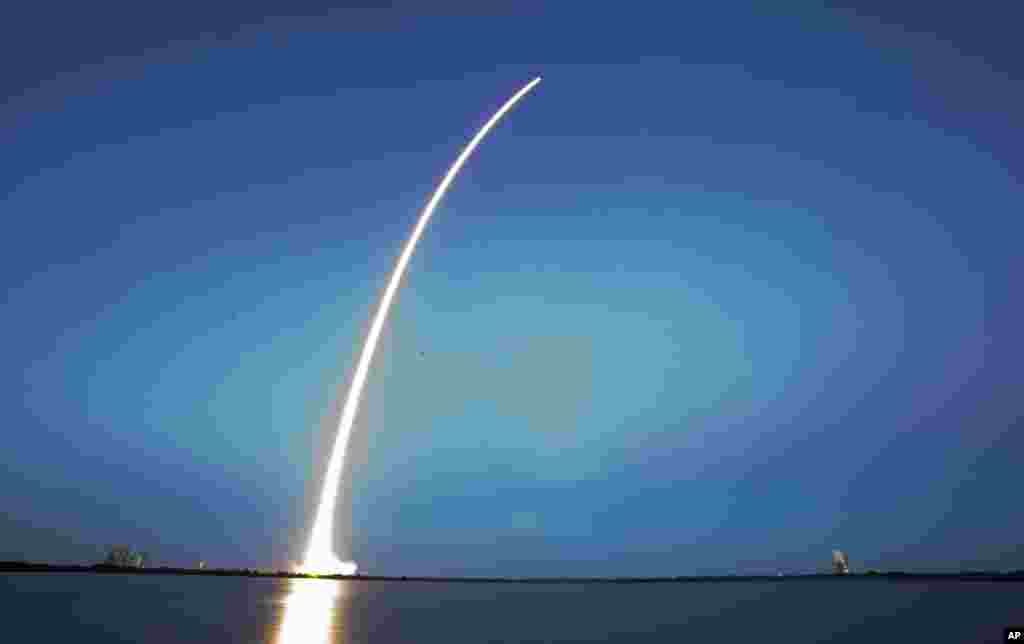 Roket Falcon 9 SpaceX meluncur dari fasilitas peluncuran roket Complex 40 di pangkalan angkatan udara Cape Canaveral, Florida, AS.