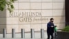 Una persona pasa en un patinete eléctrico frente a la Fundación Bill y Melinda Gates en Seattle, Washington, EE. UU., 5 de mayo de 2021.