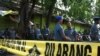 Petugas Polisi Militer TNI AL mengamankan lokasi sekitar Gudang amunisi militer milik Satuan Komando Pasukan Katak TNI AL di Pondok Dayung Pelabuhan Tanjung Priok Jakarta, yang meledak pada Rabu 5 Maret 2014 (VOA/Ahadian)
