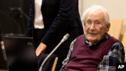 Mantan pegawai Nazi, Oskar Groening, di ruang sidang pengadilan di Lueneburg, Jerman utara (8/7). 