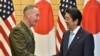美军参谋长联席会议主席邓福德将军(左)在东京会晤日本首相安倍晋三。（2017年8月18日）