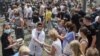 Люди розбирають завали у дитячій лікарні "Охматдит", яка постраждала від російського ракетного удару 8 липня 2024 року. (Фото: REUTERS/Gleb Garanich)