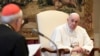 El papa Francisco escucha a un religioso durante los tradicionales saludos a la Curia Romana en el Vaticano. Domingo 3 de enero de 2021.