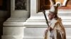 El papa Francisco se va después de celebrar una misa para la fiesta de Cristo Rey, como parte de la Jornada Mundial de la Juventud, en la Basílica de San Pedro, en el Vaticano, el 22 de noviembre de 2020.