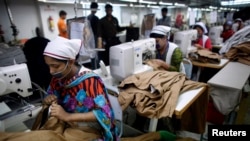 Para pekerja pabrik garmen di Dhaka, Bangladesh (foto: dok).