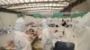 Personal sanitario en el Centro Internacional de Exposiciones de Shanghai, China, el 9 de abril de 2022.