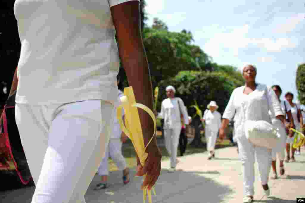 Damas de Blanco protest in Havana, Cuba, March 20, 2016. (V. Macchi / VOA) 