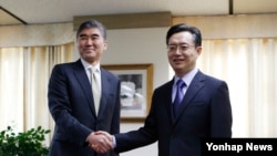 미국의 북핵 6자회담 수석대표인 성 김 미국 국무부 대북정책 특별대표 겸 동아시아·태평양담당 부차관보가 지난해 5월 서울 외교부에서 한국측 대표인 황준국 외교부 한반도평화교섭본부장과악수하고 있다. (자료사진)
