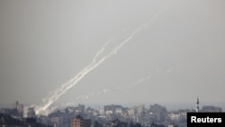 Jejak asap di udara terlihat setelah peluncuran roket dari Jalur Gaza ke arah Israel, Rabu (24/10).