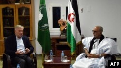 Le représentant de l'ONU Horst Koehler et le secrétaire du Polisario Brahim Ghali, à Tindouf, en Algérie, le 19 octobre 2017.