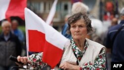 Жінка з прапором Польщі у Варшаві, 10 травня 2024р. Wojtek Radwanski/AFP
