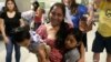 Une mère migrante réunie avec son fils à Chicago sur ordre d'un juge américain