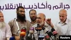 Magdy Qorqor (tengah), sekretaris Partai Buruh yang baru dan anggota Ikhwanul Muslimin, berbicara dalam jumpa pers di Kairo (20/8). (Reuters/Youssef Boudlal) 