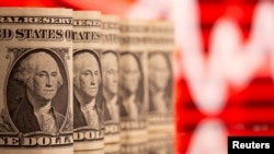 El dólar marcó ganancias desde un mínimo de cerca de tres semanas frente a otras monedas destacadas el 13 de abril de 2021.