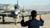 Un miembro de la fuerza aérea afgana realiza labores de control de vuelo en el Aeropuerto Hamid Karzai de Kabul, en enero de 2016.