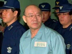 전두환 전 한국 대통령인 1996년 2월 26일 수의 차림으로 재판에 출석하고 있다.