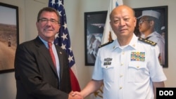 2013年9月11日中国海军司令员吴胜利和美国国防部副部长卡特在美国五角大楼会晤后握手。(美国国防部图片)