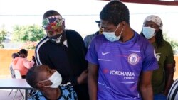 Atis Ayisyen Wyclef Jean pale ak fanmi migran yo nan yon sant pou migran nan vil Tijuana, peyi Meksik, 27 Oct. 2021.