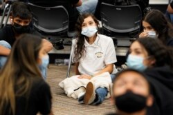 Para pejar SMU AS di Oklahoma City, Oklahoma (foto: dok). Remaja aktivis lingkungan Greta Thunberg berbicara kepada para pelajar sekolah di North Dakota, AS (foto: dok). Generasi Z dan generasi milenial AS memandang dunia lebih optimis.
