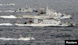 中国海监船6和日本海上保安厅巡逻舰在中国东海 (资料照片)