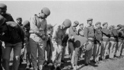 تاریخ پوهان وايي د ژبې په سر شروع شوي اختلافات خانه جنګۍ ته ورسېدل چې په هندوستان پکې د مداخلت الزام پورې کېږي او بالاخېر په 1971 کې د پاکستان پوځ هندوستان ته تسلیم شو او بنګله دېش د یو ازاد ملک په حېث قایم شو