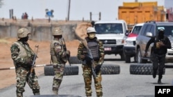 Wanajeshi wa Nigeria wakilinda doria nje ya uwanja wa ndege wa Diffa Kusini mashariki mwa Niger karibu na mpaka wa Nigeria Disemba 23, 2020.