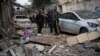 Palestinezët shikojnë dëmet e shkaktuara nga një sulm ajror izraelit në Rafah të Rripit të Gazës më 9 shkurt, 2024/AP