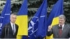 Генеральний секретар НАТО Єнс Столтенберґ і президент Петро Порошенко на зустрічі у Києві в липні 2017р.