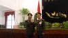 Kapolri Komjen Sutarman melakukan salam komando kepada mantan Kapolri Jendral Timur Pradopo. (VOA/Andylala Waluyo)