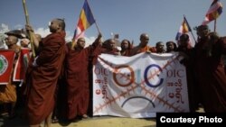 Para biksu Burma melakukan unjuk rasa untuk memprotes rencana pendirian kantor perwakilan OKI di depan balai kota Rangoon (15/10) 