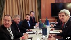 Le secrétaire d'Etat américain John Kerry, à droite, rencontre le ministre russe des Affaires étrangères, Sergueï Lavrov, en marge d'un sommet des pourparlers méditerranéens à Rome, 2 décembre 2016.