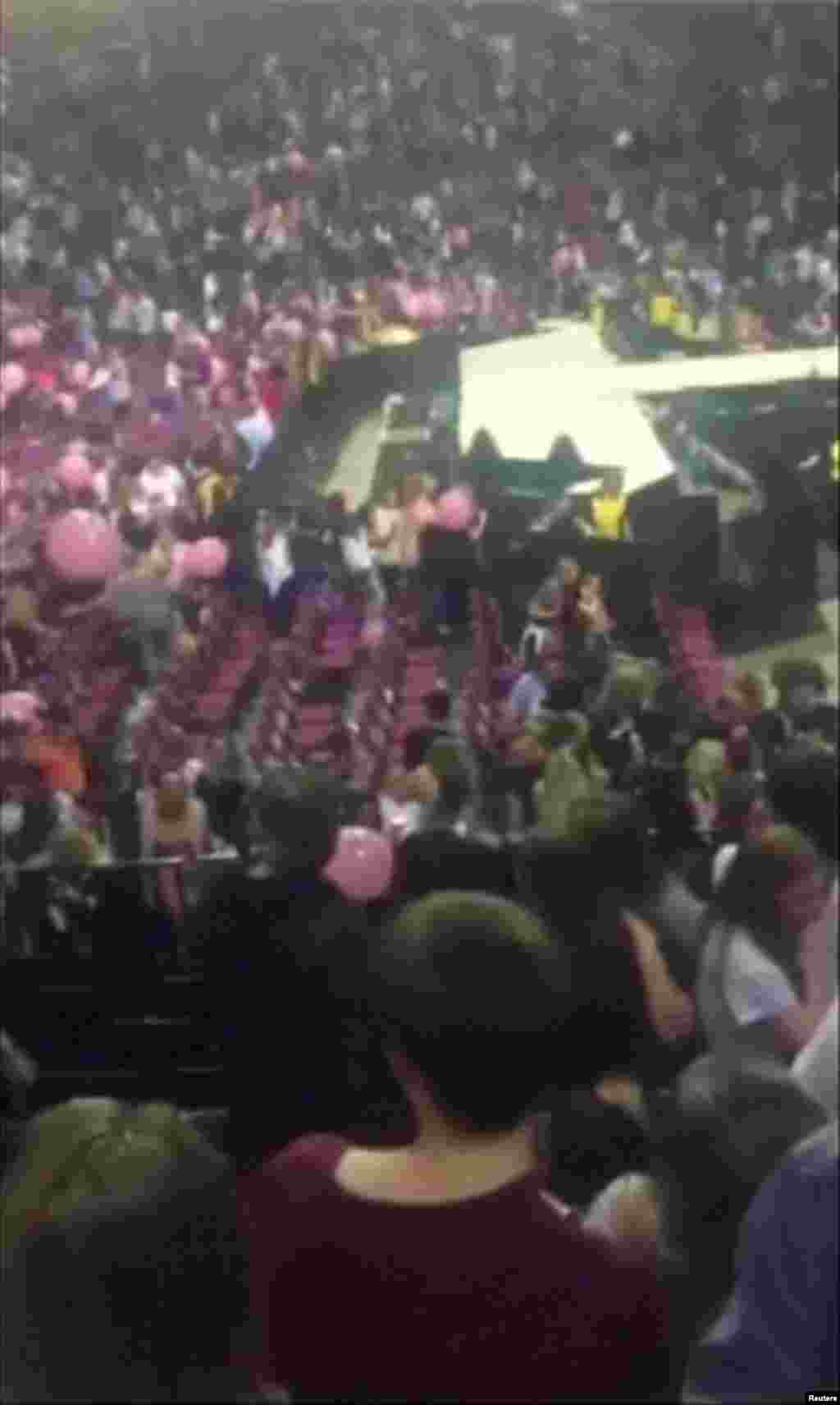 Image prise dans une vidéo montrant les gens fuir la Manchester Arena &nbsp;à Manchester, en Grande-Bretagne, le 22 mai 2017.