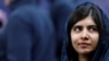 La ganadora del Premio Noble de la Paz, Malala Yousafzai, de Pakistán, habla con los medios de comunicación en Londres. Foto archivo, mayo 2019.