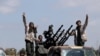 Des soldats de l'armée nationale libyenne (ANL), commandés par Khalifa Haftar, quittent Benghazi pour renforcer leurs dans leur avancée sur Tripoli, le 7 avril 2019.