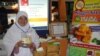Dwi Puji Astuti, wirausaha muda pembuat 'Nugget Sayur' dalam pameran Wirausaha Mandiri Expo 2014 di Jakarta (15/1). (VOA/Andylala Waluyo)