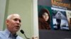 El fotógrafo estadounidense Steve McCurry habla en su exposición fotográfica en el Museo de la Civilización Asiática en Singapur el 26 de junio de 2009. Al fondo la foto que le catapultó a la fama con la imagen de la niña Sharbat Gula .