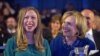 Chelsea Clinton, acompañada de su madre, Hillary. El fútbol femenino ha cobrado enorme popularidad en Estados Unidos, gracias en buena medida al rendimiento de su selección nacional en la Copa del Mundo Femenina, de la cual son las actuales campeonas.