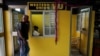 Un hombre habla por teléfono frente a una oficina de Western Union en La Habana.