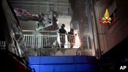 সেইন্ট জন, দ্য ইভানজেলিস্ট হাসপাতালের একটি ভবনের ব্যালকনিতে দমকলবাহিনীর লেঅকজন কাজ করছেন। টিভোলি, ইটালি, ৮ ডিসেম্বর,২০২৩। 